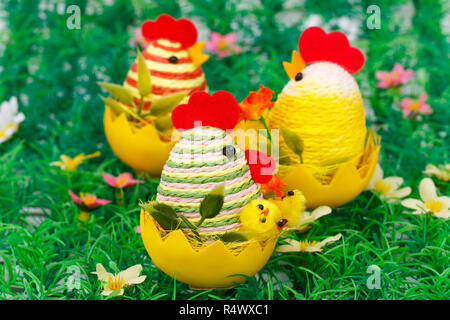 Ostern-Einstellung mit Hennen, Hühner und Eiern auf Rasen Nest. Stockfoto