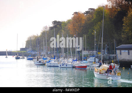 Segelboote in Weymouth Hafen am frühen Morgen, günstig und ein Boot aus dem Hafen. Stockfoto