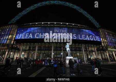 Eine allgemeine Ansicht der Bobby Moore Statue außerhalb Wembley Stadium vor dem UEFA Champions League, Gruppe B Übereinstimmung zwischen den Tottenham Hotspur und Inter Mailand. Stockfoto