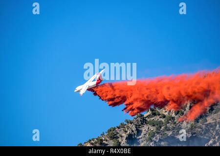 Gülle Bomber (Flugzeuge und Jets) wildfires Bekämpfung aus der Luft durch fallen Gülle auf Ihnen. Stockfoto