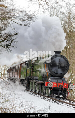 Portraitfotos der Annäherung an Großbritannien Dampflok schnaufend im Schnee auf Severn Valley Railway Heritage Line, Austoben. Schnee, Winter Szene. Stockfoto