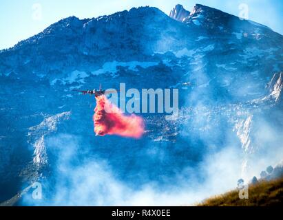 Gülle Bomber (Flugzeuge und Jets) wildfires Bekämpfung aus der Luft durch fallen Gülle auf Ihnen. Stockfoto