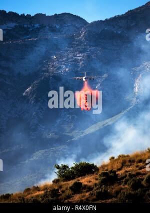 Gülle Bomber (Flugzeuge und Jets) wildfires Bekämpfung aus der Luft durch fallen Gülle auf Ihnen. Stockfoto