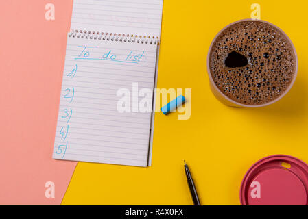 Checkliste nummeriert werden fünf handschriftlichen auf offene Spirale Notebook und Tasse Kaffee auf einem bunten Schreibtisch. Oben Ansicht mit Kopie Raum Stockfoto