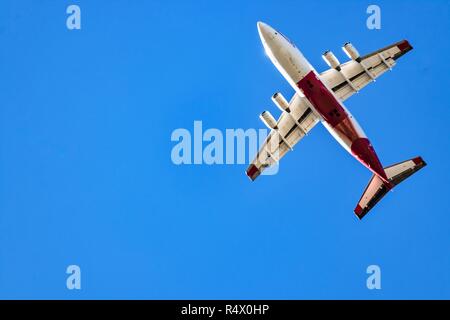 Gülle Bomber (Flugzeuge und Jets) wildfires Bekämpfung aus der Luft durch fallen Gülle auf Ihnen. Stockfoto