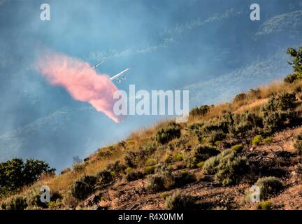 Gülle Bomber (Flugzeuge und Jets) wildfires Bekämpfung aus der Luft durch fallen Gülle auf Ihnen. Stockfoto