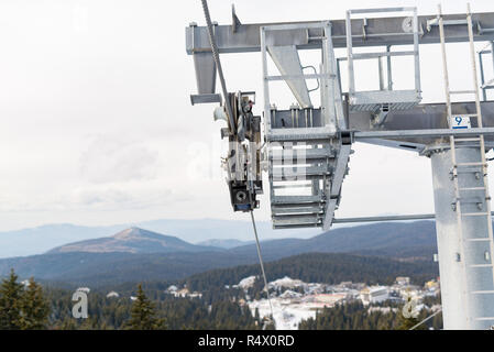 Oben auf einer Seilbahn zu einem Skigebiet. Stockfoto