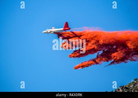 Gülle Bomber (Flugzeuge und Jets) wildfires Bekämpfung aus der Luft durch fallen Gülle auf Ihnen. Stockfoto