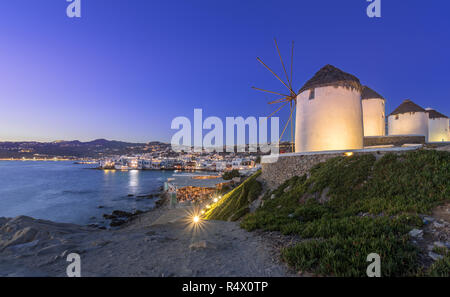 Traditionelle griechische Windmühlen auf der Insel Mykonos, Kykladen, Griechenland Stockfoto
