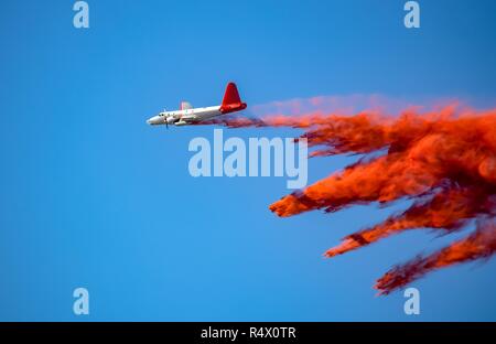 Gülle Bomber (Flugzeuge und Jets) wildfires Bekämpfung aus der Luft durch fallen Gülle auf Ihnen. Stockfoto