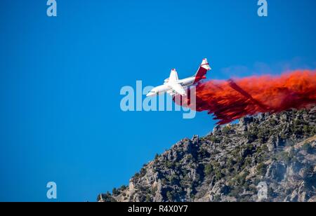 Gülle Bomber (Flugzeuge und Jets) wildfires Bekämpfung aus der Luft durch fallen Gülle auf Ihnen. Stockfoto