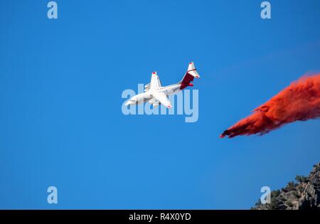 Gülle Bomber (Flugzeuge und Jets) wildfires Bekämpfung aus der Luft durch fallen Gülle auf Ihnen. Stockfoto