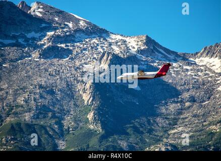 Gülle Bomber (Flugzeuge und Jets) wildfires Bekämpfung aus der Luft durch fallen Gülle auf Ihnen. Stockfoto