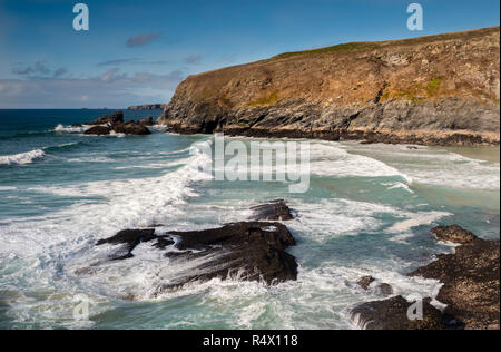 Flut auf der Cornwall die Felsen und Klippen, die in der Nähe des Strandes. Stockfoto