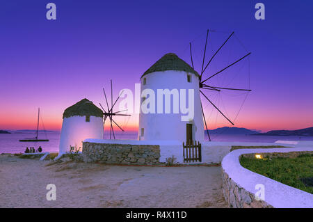 Traditionelle griechische Windmühlen auf der Insel Mykonos, Kykladen, Griechenland Stockfoto