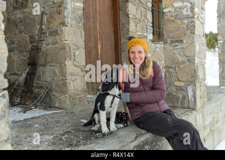 Canillo, Andorra: 27. November 2018: Mädchen in der Zuflucht der Pla de Pedres, Andorra mit cahorro zu Fuß auf einem schönen Trail in den ersten Herbst sno Stockfoto