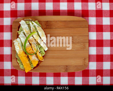 Gesundes Frühstück Sandwich auf geröstetem Brot mit Avocado und Spiegelei auf Holz- Hintergrund. Flach Ansicht von oben. Stockfoto