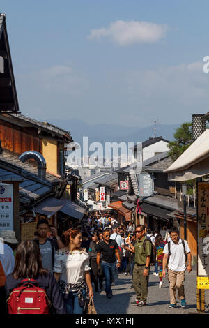 Viele Touristen zu Fuß auf den Straßen rund um Kiyomizu dera Tempel, in der Stadt Kyoto, Japan Stockfoto