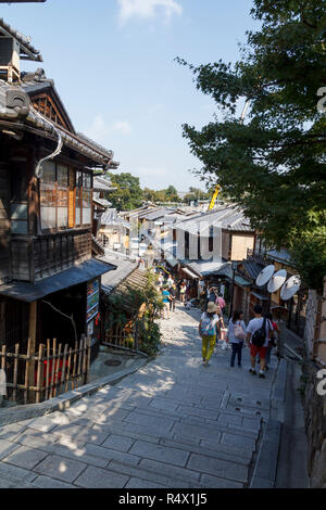 Viele Touristen zu Fuß auf den Straßen rund um Kiyomizu dera Tempel, in der Stadt Kyoto, Japan Stockfoto