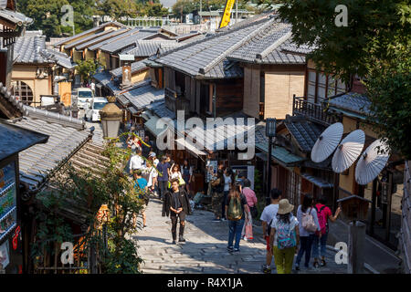 Viele Touristen zu Fuß auf den Straßen rund um Kiyomizu dera Tempel, in der Stadt Kyoto, Japan Stockfoto