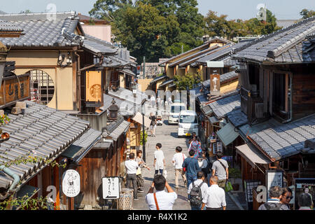 Viele Touristen zu Fuß auf den Straßen rund um Kiyomizu dera Tempel, in der Stadt Kyoto, Japan Stockfoto