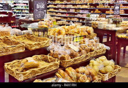 Frisches Brot in der amerikanischen Supermarkt, jeder Laib aus Kunststoff für Abwasserentsorgung, Arizona, USA Stockfoto