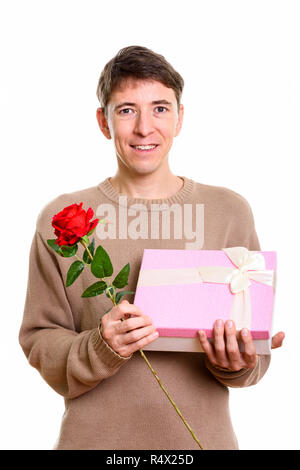 Glücklich lächelnd, während sie rote Rose und Geschenkbox bereit für Stockfoto