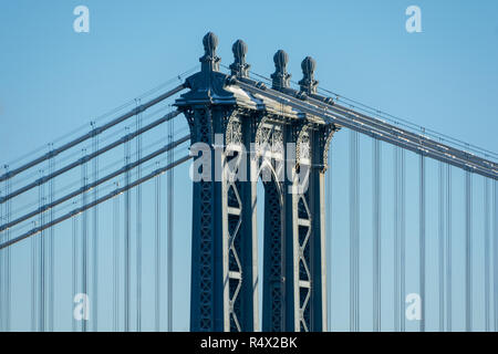 Detail der Kabel auf der Manhattan Bridge von der Brooklyn Bridge an einem klaren Wintertag genommen Stockfoto