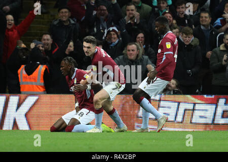 Aston Villa Tammy Abraham feiert zweiten Ziel seiner Seite des Spiels zählen während der Himmel Wette WM-Match in der Villa Park, Birmingham. Stockfoto