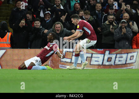 Aston Villa Tammy Abraham feiert zweiten Ziel seiner Seite des Spiels zählen während der Himmel Wette WM-Match in der Villa Park, Birmingham. Stockfoto