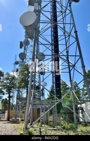 Kommunikation Türme mit Mikrowelle und Handy Antennen Stockfoto