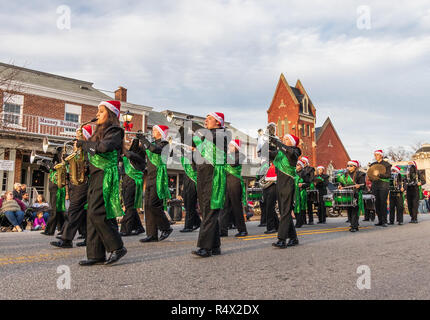 Mebane, NC, USA -11/25/18: Die Marshalltown High School Band nimmt an der jährlichen Christmas Parade. Stockfoto