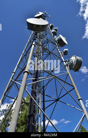 Kommunikation Turm mit Mikrowelle und Handy Antennen Stockfoto