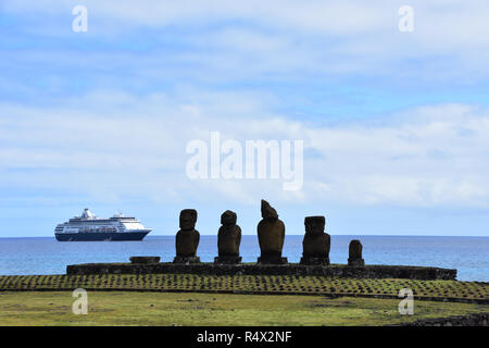 Moai am Tahai zeremoniellen Komplex, Osterinsel (Rapa Nui) mit einem Kreuzfahrtschiff im Hintergrund Stockfoto