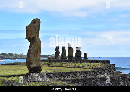 Moai am Tahai zeremoniellen Komplex, Osterinsel (Rapa Nui). Ahu Tahai in den Vordergrund und Ahu Vai Ure im Hintergrund. Stockfoto