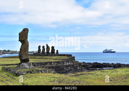 Moai am Tahai zeremoniellen Komplex, Osterinsel (Rapa Nui). Ahu Tahai in den Vordergrund und Ahu Vai Ure im Hintergrund. Kreuzfahrt Schiff: ms Maasdam Stockfoto