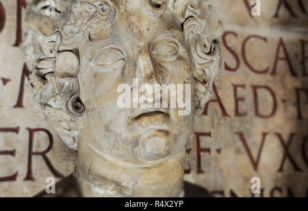 Statue Sammlung der klassischen Modell. Auf dem Hintergrund der antike lateinische Inschrift. Rom, Italien Stockfoto