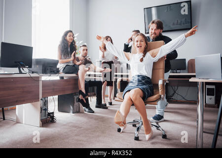 Eine Gruppe von Geschäftsleuten Feiern, Spaß haben, im Büro. Stockfoto