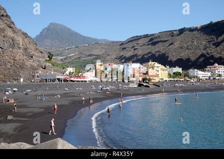 Der Strand von Puerto de Tazacorte, La Palma mit charakteristischen dunklen vulkanischen Sand. Foto im November gebracht. Stockfoto