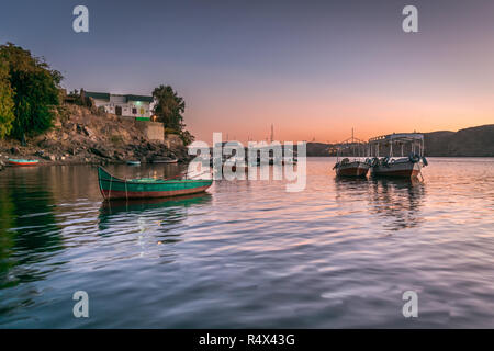 Sonnenuntergang in Heisa Insel, Nil und der Reflexion von Yachten in Assuan, Ägypten Stockfoto