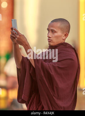 Handy für einen Mönch selfie Stockfoto