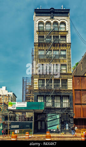 New York City, USA, Mai 2018, Gebäude in der Bond Street renoviert wird Teil der Gentrifizierung in Manhattan Stockfoto