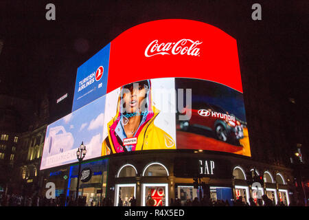 Piccadilly Circus London Werbung bei Nacht, London, England, UK. Stockfoto