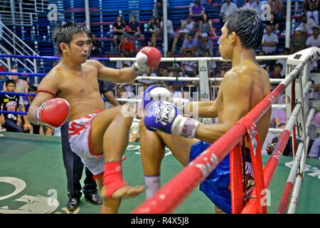 Ein Muay Thai, Kick Boxen Kampf, Phuket, Thailand Stockfoto