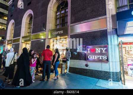 New York City, USA - 30. Juli 2018: Geschenk und Gepäck in die Seventh Avenue (7. Avenue) mit Vielfalt Menschen in Manhattan in New York City, Stockfoto