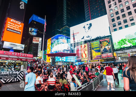 New York City, USA - 30. Juli 2018: Times Square bei Nacht mit Menschen um und große Werbefenster in Manhattan in New York City, USA Stockfoto