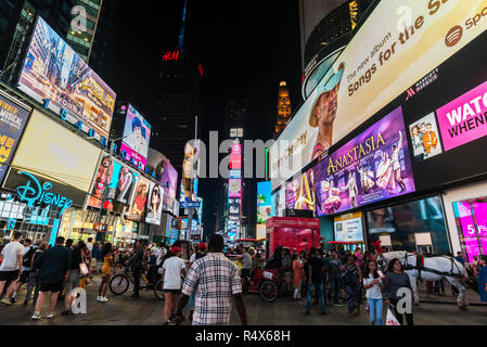 New York City, USA - 30. Juli 2018: Times Square bei Nacht mit Menschen um und große Werbefenster in Manhattan in New York City, USA Stockfoto