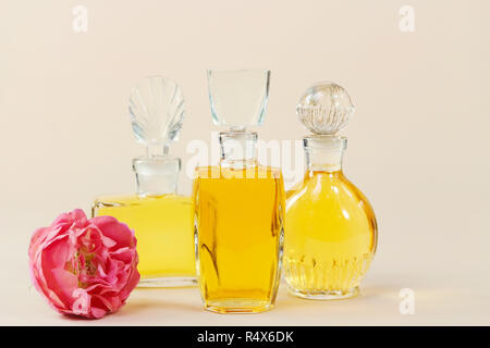 Mehrere vintage Parfums mit den glasstopfen und red rose Stockfoto