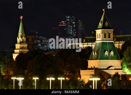 Nacht Szene mit Kreml und Wolkenkratzer in Moskau, Russland Stockfoto