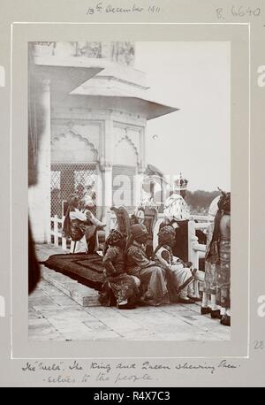 Die "neela". Der König (George V) und Königin (Maria) selbst angezeigt, um das Volk von einem Balkon im Fort, Delhi]. 13-Dez-11. Foto. 1911 - 1912 Delhi Durbar. Quelle: Foto 1/14. (28). Thema: Vernon und Co. Stockfoto